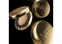 나스, 퓨어 래디언트 프로텍션 아쿠아 글로우 쿠션 파운데이션 출시 1주년 기념 한정판 골드 러쉬 케이스 출시