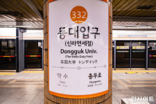 승강장에 다리 끼인 지체장애인, 시민들이 지하철 밀어 구했다