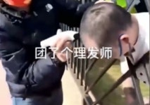 봉쇄령 때문에 미용실 못 가자 답답해 담벼락에 머리만 쏙 내밀고 이발하는 상하이 시민들 (영상)