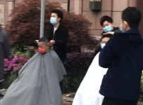 봉쇄령 때문에 미용실 못 가자 답답해 담벼락에 머리만 쏙 내밀고 이발하는 상하이 시민들 (영상)