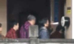 공중화장실에 줄 늘어서 공짜 휴지 100장 뽑아가는 중국인 아줌마 (영상)