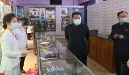 코로나 무서워서 마스크 두 장 겹쳐 쓰고 약국 간 北 김정은