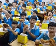 반 평균 성적 오르면 1인 1닭 치킨 파티 열어주겠다는 약속 지킨 담임 선생님 (영상)