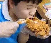 반 평균 성적 오르면 1인 1닭 치킨 파티 열어주겠다는 약속 지킨 담임 선생님 (영상)
