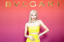할리우드 여배우 앤 해서웨이 옆에서 기죽지 않는 미모 자랑한 블랙핑크 리사 (사진 9장)