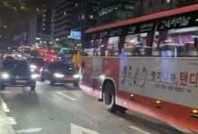 버스가 안 태워줬다고 강남 도로 한복판에서 20분 동안 길막한 남성
