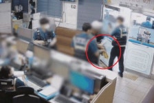 범칙금에 앙심 품고 휘발유 갖고 파출소 들어와 문 잠근 남성 (CCTV 영상)
