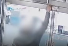 범칙금에 앙심 품고 휘발유 갖고 파출소 들어와 문 잠근 남성 (CCTV 영상)