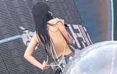 '워터밤'서 티셔츠 벗고 화끈한 공연 선보이려다 알몸 노출할 뻔한 비비
