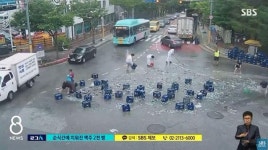 길 한복판에 쏟아진 맥주 2천 병 보고 달려와 단 30분 만에 깨끗하게 치우고 떠난 시민들