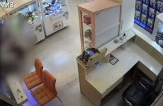 김포 인형뽑기방 구석에 대변 보고 도망간 여성을 찾습니다 (영상)