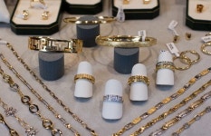 눈치빠른 금은방 사장님이 금팔찌 대신 보여준 도금팔찌 순금인줄 알고 들고 튄 10대들