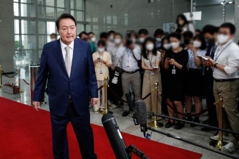 대통령실 출입기자 11명 '확진'...경호처가 윤 대통령에게 건의해 '도어스테핑' 중단