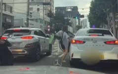 서울서 수원 택시 잡은 여성이 승차거부당하자 택시 기사를 폭행했습니다 (영상)