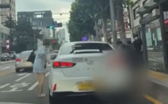 서울서 수원 택시 잡은 여성이 승차거부당하자 택시 기사를 폭행했습니다 (영상)