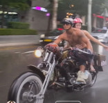 비 오는 날 강남에서 상의 탈의하고 활보한 오토바이 비키니 커플의 정체 (영상)