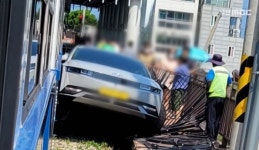부산 해운대서 승객 100여명 탄 해변열차와 택시 충돌 사고