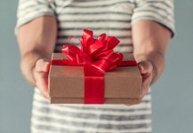 생일파티에 입고 와달라며 여자친구한테 19금 섹시 의상 선물한 남친