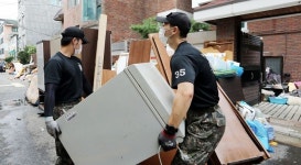 통장에 31000원 남은 청년은 수해현장 지원 나온 군인들을 보자 이렇게 행동했다