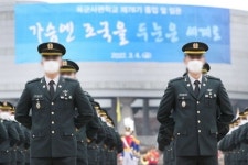 대학 원서 쓰는데 육사 출신 여친 아버지가 계속 사귈 거면 사관학교 가라고 강요합니다