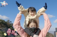 사람들 많은 식당서도 이시영 목에 올라타 머리 헝클어 놓는 장꾸 아들