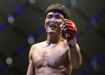 개그계 1짱 윤형빈, 진짜 복싱 챔피언 됐다...무패 파이터