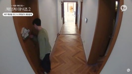 딴 여자한테 데이트 신청한 체데2 효기, 여친은 못하게 훼방놨다 (영상)