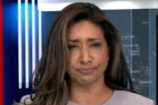 뉴스 생방송 중 입으로 날아든 파리 꿀꺽 삼켜...앵커가 방송 끝나고 남긴 후기는요