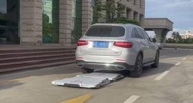 불법 주차 차량 그대로 들어서 옮겨버리는 스마트 견인 로봇