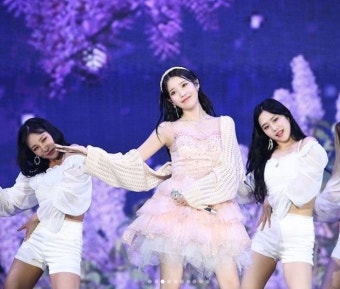 아이유 콘서트에 '대형 꽃바구니' 보내며 애정 표한 유명 남자가수의 정체