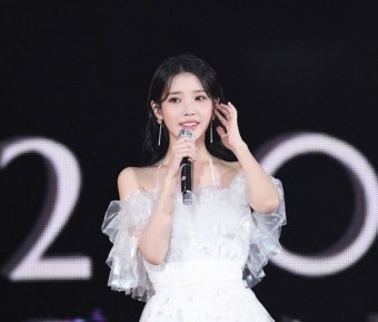 아이유 콘서트에 '대형 꽃바구니' 보내며 애정 표한 유명 남자가수의 정체