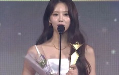 인기상 탄 이미주, 수상소감 까먹고 무대 위에서 돌발 행동...모두 빵 터졌다 (영상)