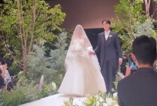 김연아, 결혼식서 아버지 손 안 잡았다...이 사람 손 잡고 당당히 입장 (+사진)