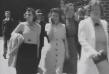 시간여행자 존재하나... 1938년 흑백영화서 포착된 핸드폰 든 여성