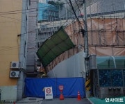 월곡역 2번 출구 앞 공사 현장 무너지기 직전...근처 지나가시는 분 조심하세요
