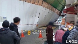 월곡역 2번 출구 앞 공사 현장 무너지기 직전...근처 지나가시는 분 조심하세요