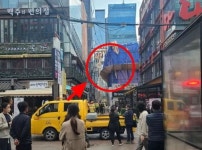 월곡역 2번 출구 앞 공사 현장 무너지기 직전...근처 지나가시는 분 조심하세요