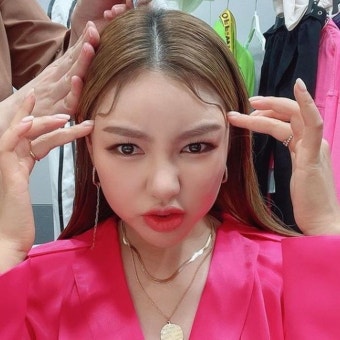 공연 중 할머니가 '용돈' 주려고 무대 난입...송가인, 이렇게 반응했다 (+영상)