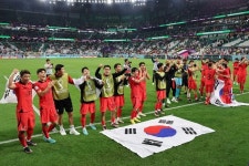 웃통 벗고 젖꼭지 노출해 골 넣고도 옐로카드 받은 황희찬, 안정환은 이렇게 반응했다