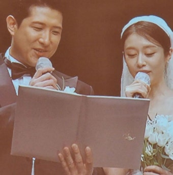 환호 쏟아져 나오는 결혼식 현장...황재균지연 결혼식 공개됐다