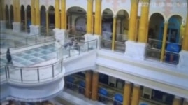 중국 쇼핑몰서 투명 유리 다리 걷다 빠진 타일 틈으로 추락해 사망한 남성