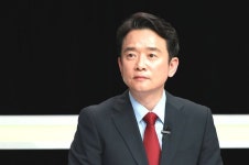 김만배 압박해 100억 받아낸 대장동 일당, 전 경기지사 동생 빌딩 샀다