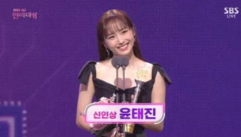 '2022 SBS 연예대상' 신인상 '골때녀'가 휩쓸었다...윤태진·하석주 수상