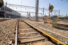 오봉역 사망 사고 낸 열차 기관사, 운행 당시 휴대전화에 정신 팔려 있었다