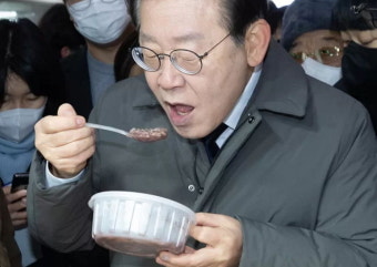 검찰 '소환 통보' 받은 날,  전통시장 방문해 '팥죽 먹방' 찍은 이재명 대표