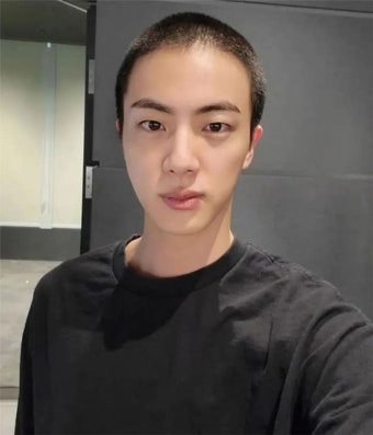방탄소년단 진, '중대장 훈련병' 됐다...동기들이 추대