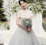 순백의 드레스 입고 미모 뽐내는데 보면 왠지 긴장되는 더 글로리 박연진 결혼식 사진