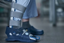 축구하다가 다리 다쳐서 깁스한 초등학생이 아랫집에 몰래 붙이고 간 쪽지