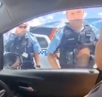 여성 운전자가 면허증 보여달라는 요구 거부하자 창문 손으로 떼버린 경찰관