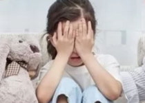 반려닭이 딸 얼굴 쪼아대자 바로 튀겨 치킨으로 만들어버린 엄마